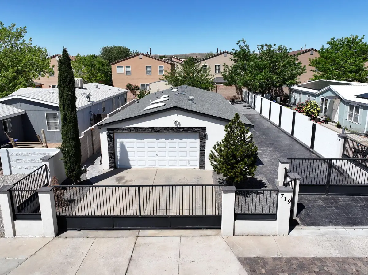 719 Vista Del Pueblo Street Sw, Albuquerque, NM 87121 - Image #1