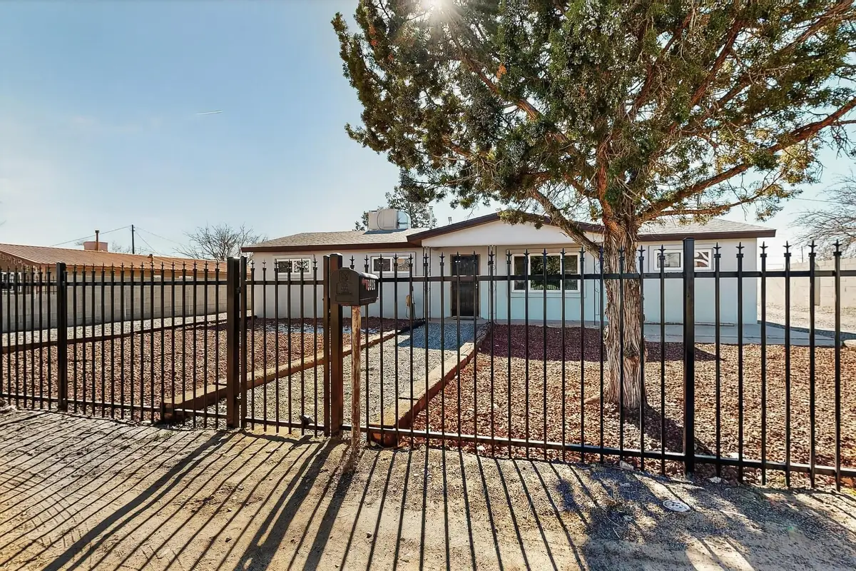 3926 Barcelona Road Sw, Albuquerque, NM 87121 - Image #1