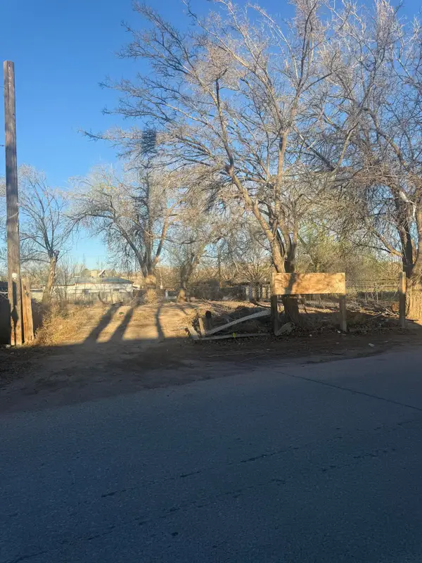 2402 Salvador Road Sw, Albuquerque, NM 87105