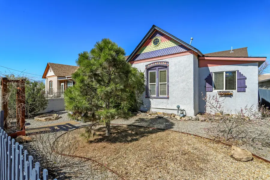 209 Hazeldine Avenue Sw, Albuquerque, NM 87102 - #3