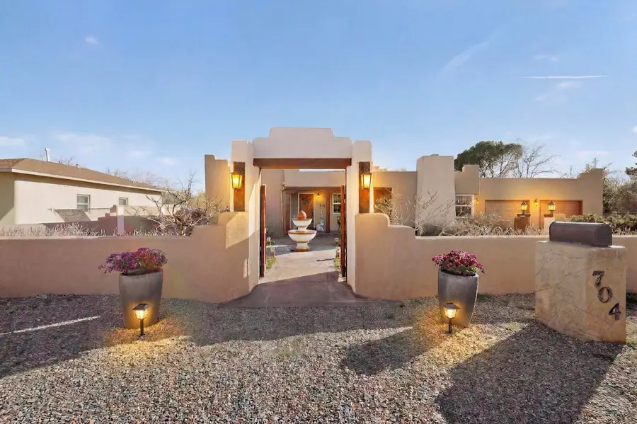 704 Tyler Road Nw, Los Ranchos De Albuquerque, NM 87107 - #2