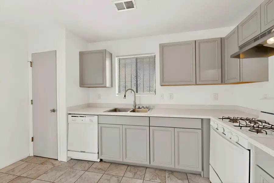 819 Shire Street Sw, Albuquerque, NM 87121 - #2