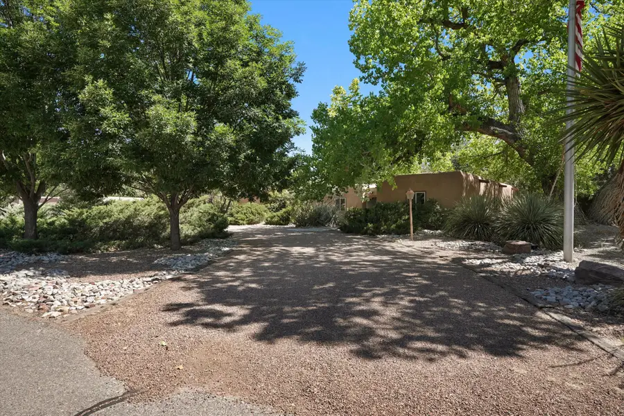2425 Dietz Farm Road Nw, Los Ranchos De Albuquerque, NM 87107 - #2