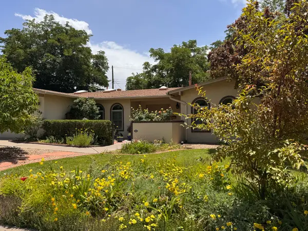 7704 Spring Avenue Ne, Albuquerque, NM 87110