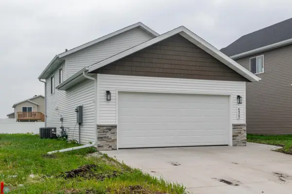 6422 82nd Avenue S, Horace, ND 58047