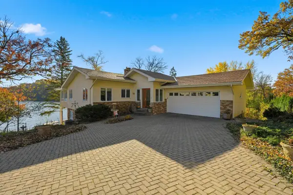 8190 Hill Trail N, Lake Elmo, MN 55042