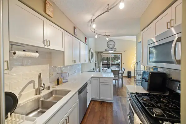 1266 Deercliff Lane, Eagan, MN 55123