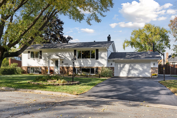1312 Echo Drive, Burnsville, MN 55337