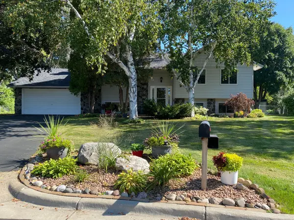 11311 W River Hills Drive, Burnsville, MN 55337