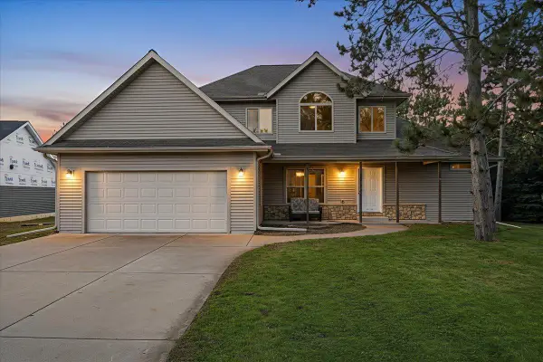 1430 Creekwood Drive, New Richmond, WI 54017