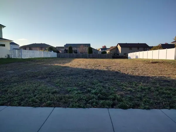 4795 Woodhaven Drive S, Fargo, ND 58104