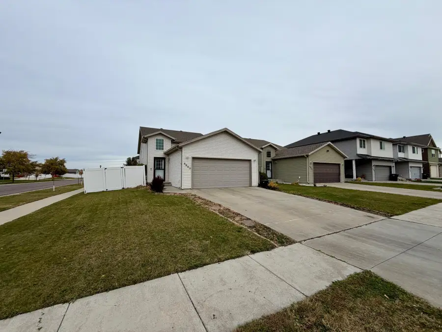 4889 Chelsea Lane S, Fargo, ND 58104 - Image #2