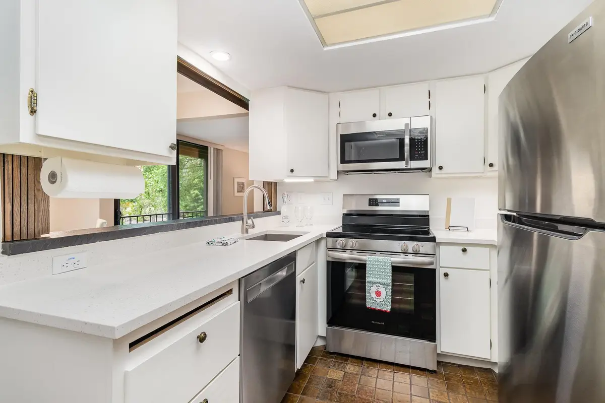 6085 Lincoln Drive #220, Edina, MN 55436 - Image #1