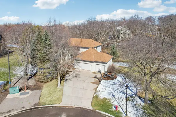 7483 Moccasin Trail, Chanhassen, MN 55317