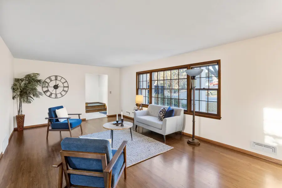 101 Heritage Circle N, Burnsville, MN 55337 - Image #3