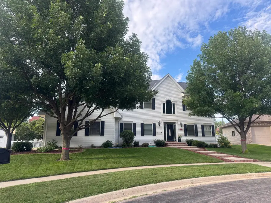 817 Cullen Circle, Marshall, MN 56258 - Image #2