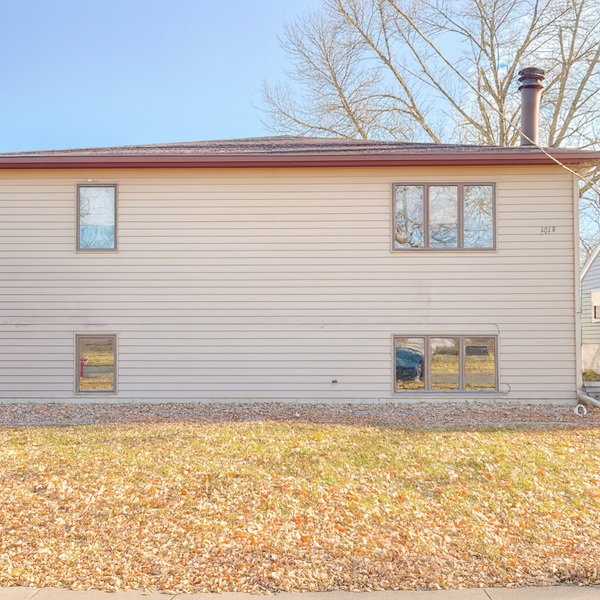 1019 College Street N, Fargo, ND 58102