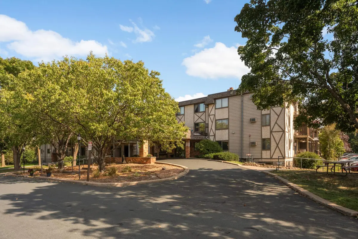 1304 W Medicine Lake Drive #202, Plymouth, MN 55441 - #1