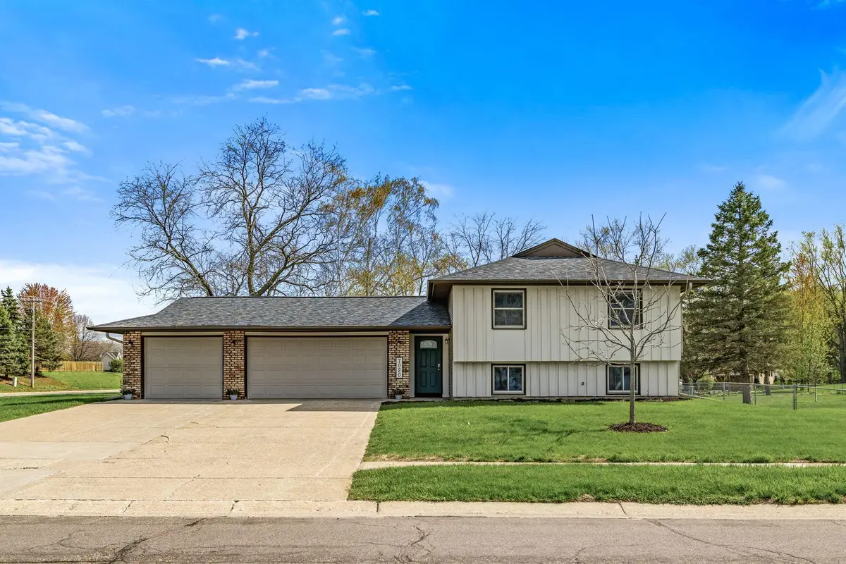 7020 Upper 139th Street W, Apple Valley, MN 55124 - #1
