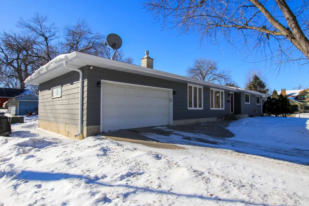 6 5th Avenue Ne, Hutchinson, MN 55350 - #1