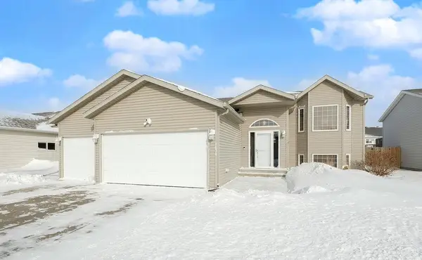 1034 39th Avenue W, West Fargo, ND 58078