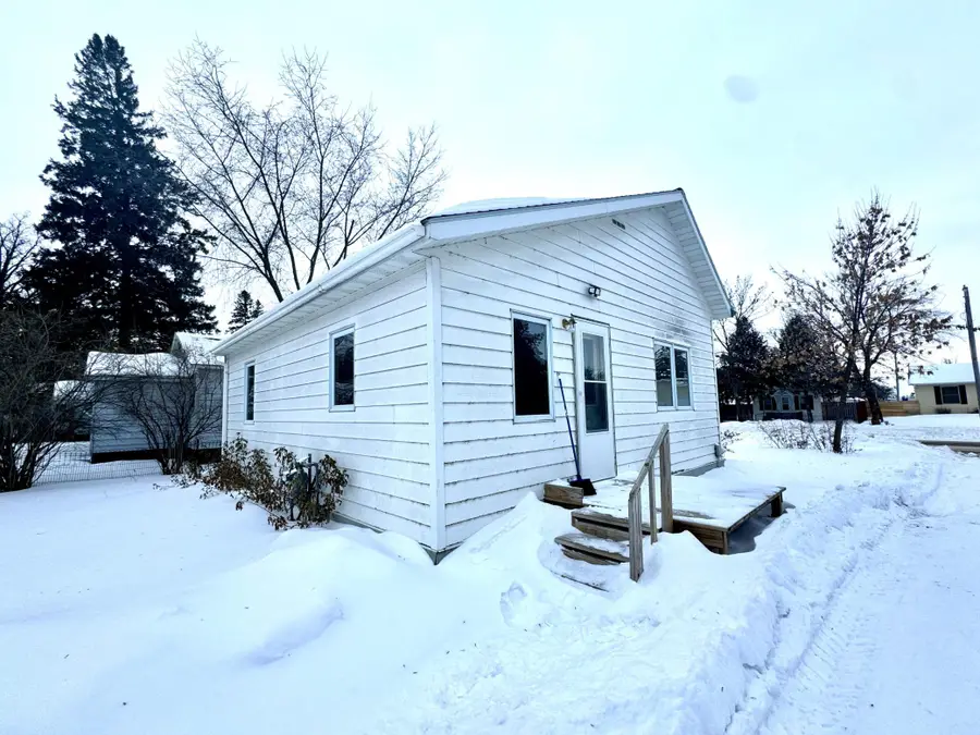 402 2nd Avenue Se, Roseau, MN 56751 - #2