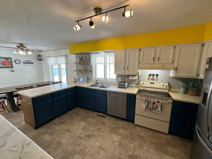 913 Center Street E, Roseau, MN 56751 - #3