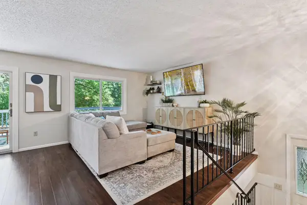 1042 Pontiac Lane, Chanhassen, MN 55317