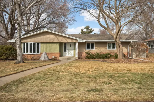 1695 Stanbridge Avenue, Roseville, MN 55113
