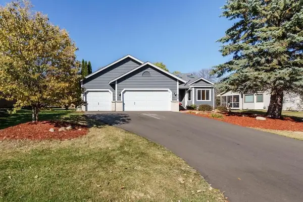 950 Lake Susan Drive, Chanhassen, MN 55317