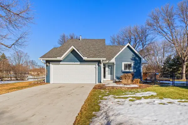 880 Lake Susan Drive, Chanhassen, MN 55317