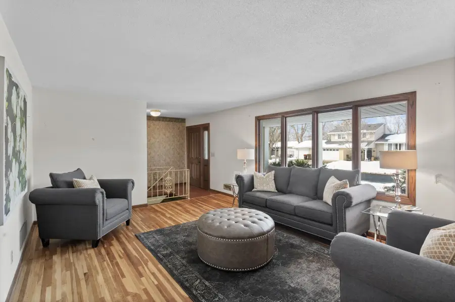 6065 Oakwood Road, Woodbury, MN 55125 - #2