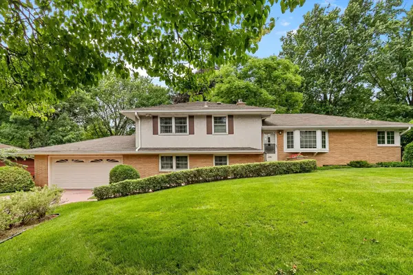 3081 Chatsworth Street N, Roseville, MN 55113