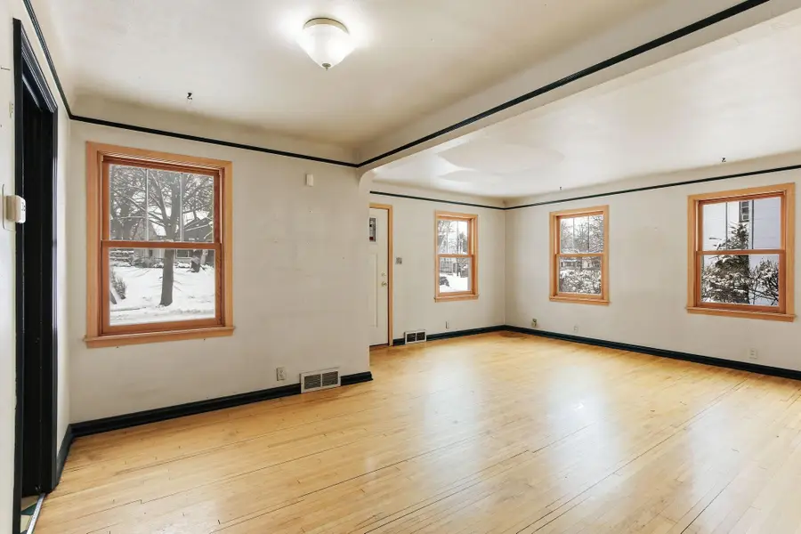 1869 Chelton Avenue W, Saint Paul, MN 55104 - #3