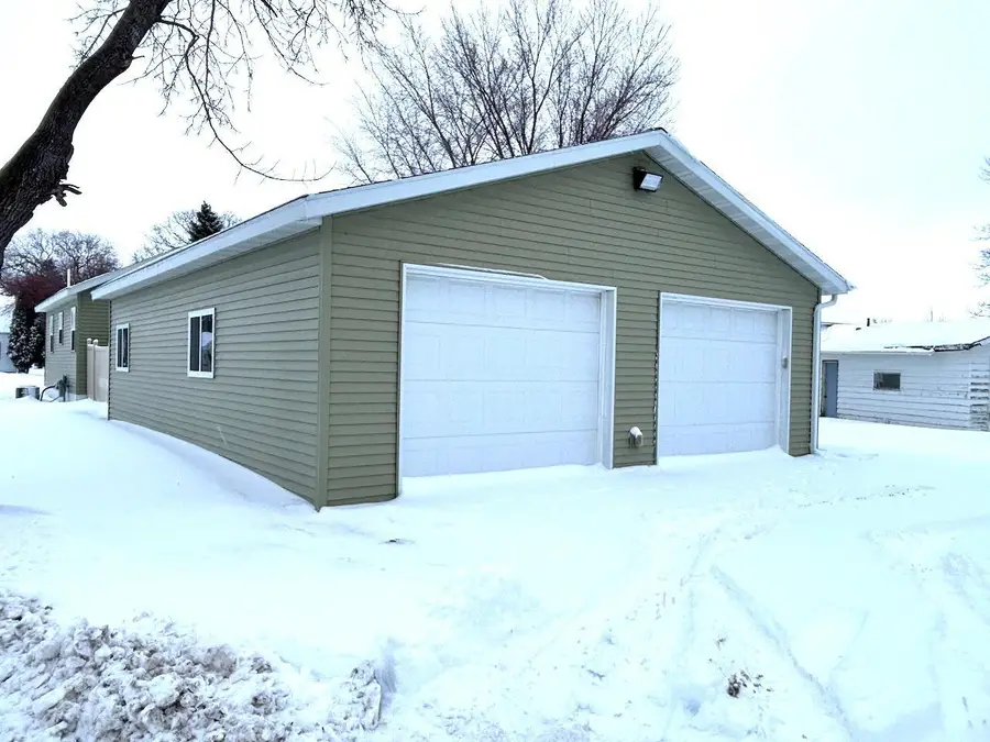 225 Kneale Avenue N, Thief River Falls, MN 56701 - #2