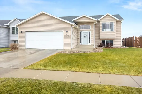 952 38 1/2 Avenue W, West Fargo, ND 58078