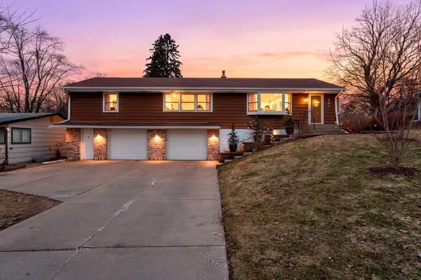 807 Rose Place, Roseville, MN 55113