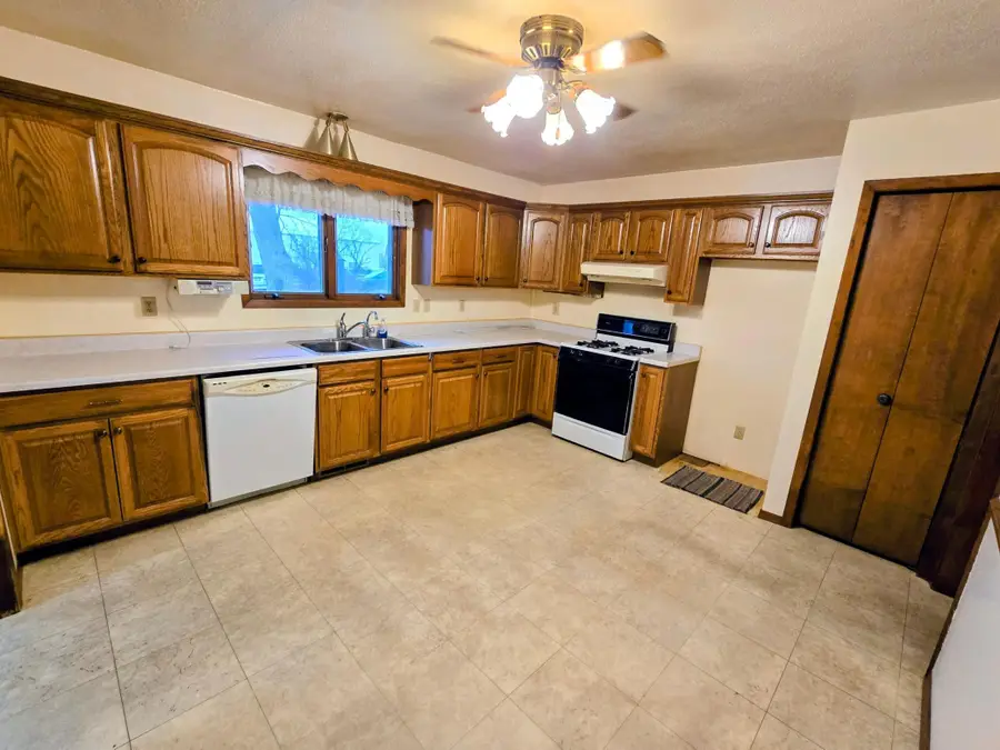 302 8th Avenue Nw, Pipestone, MN 56164 - #3