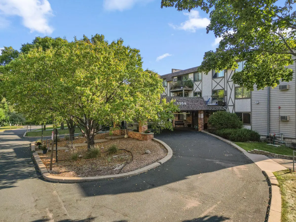 1304 W Medicine Lake Drive #323, Plymouth, MN 55441 - #1