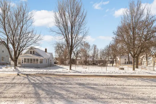 16 Sycamore Street E, Saint Paul, MN 55117