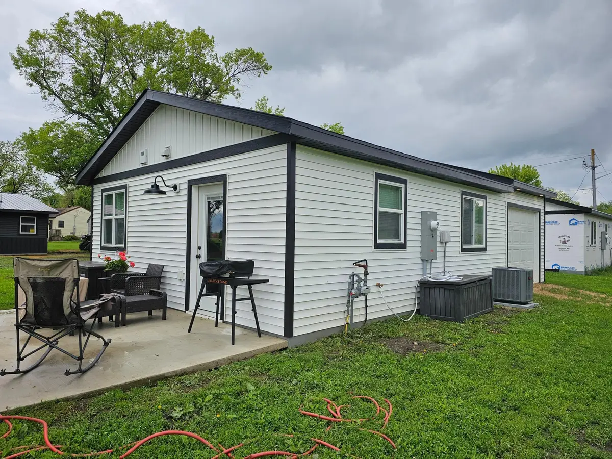 201 1/2 10th Avenue Se, Pipestone, MN 56164 - #1