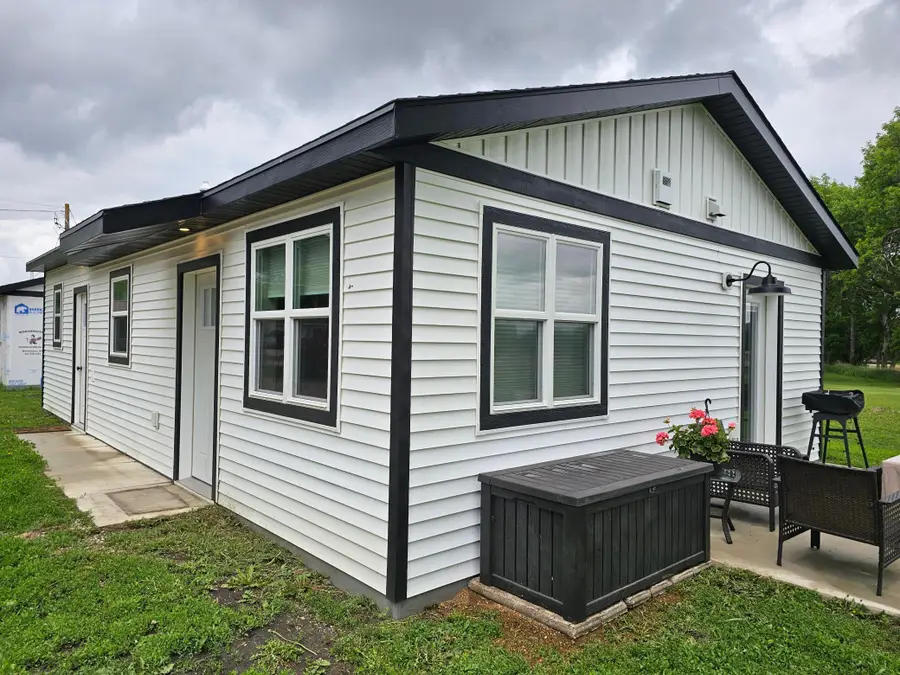 201 1/2 10th Avenue Se, Pipestone, MN 56164 - #2