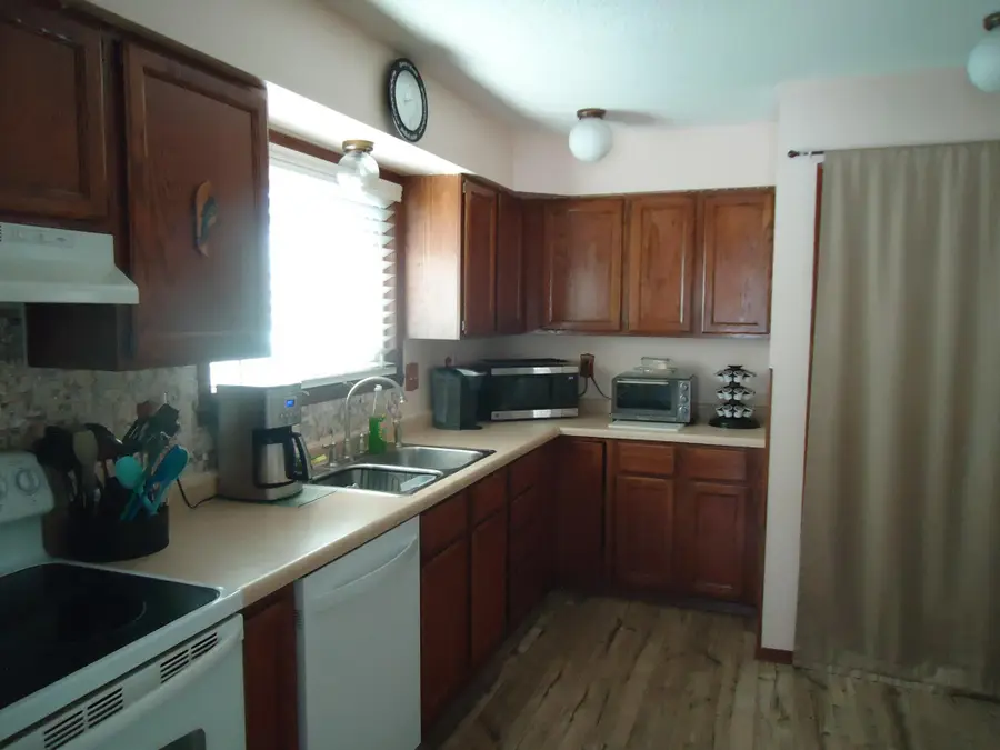 1502 S 16th Avenue S, Fargo, ND 58103 - #2