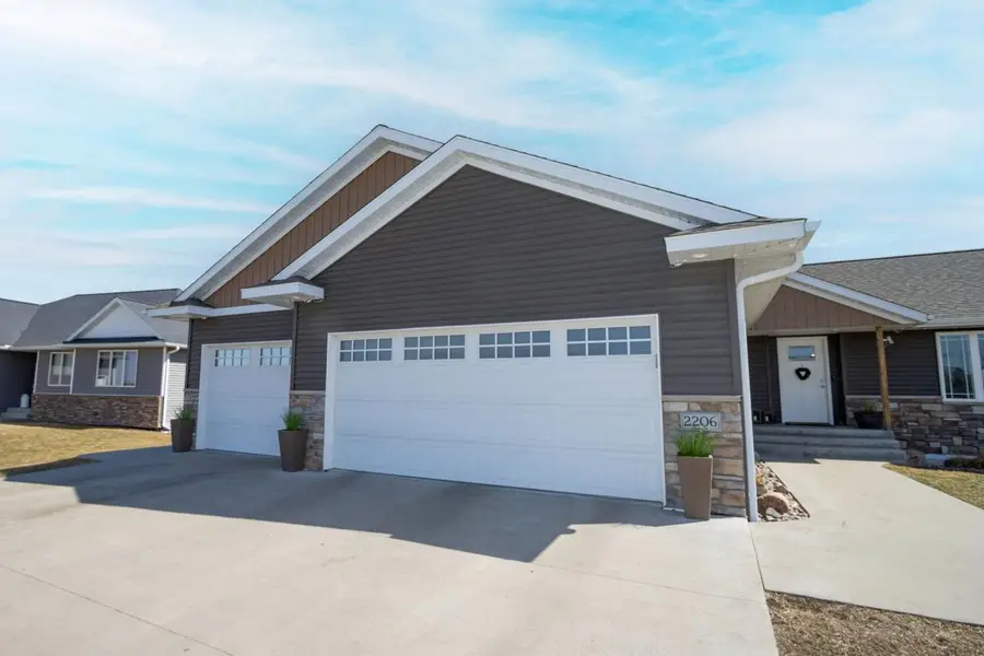 2206 Rolling Green Lane, North Mankato, MN 56003 - #2