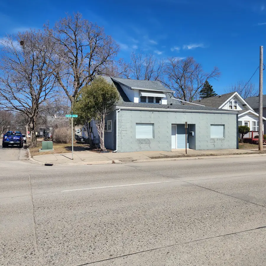 1110 W Oakland Avenue, Austin, MN 55912 - #3