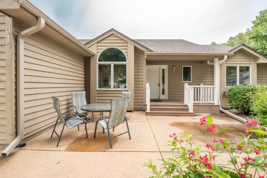 910 Deercreek Parkway, Belle Plaine, MN 56011 - #2