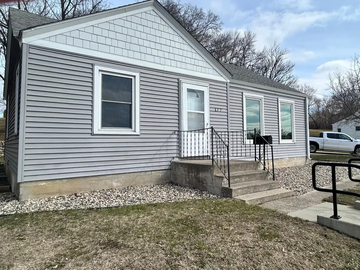 177 4th Avenue Nw, Hutchinson, MN 55350 - #1