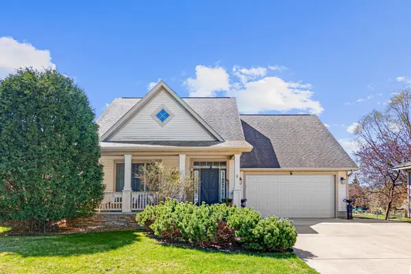 2710 Red Splendor Circle E, Maplewood, MN 55119