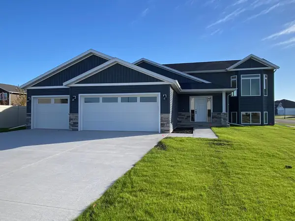7494 Eagle Pointe Drive S, Fargo, ND 58104
