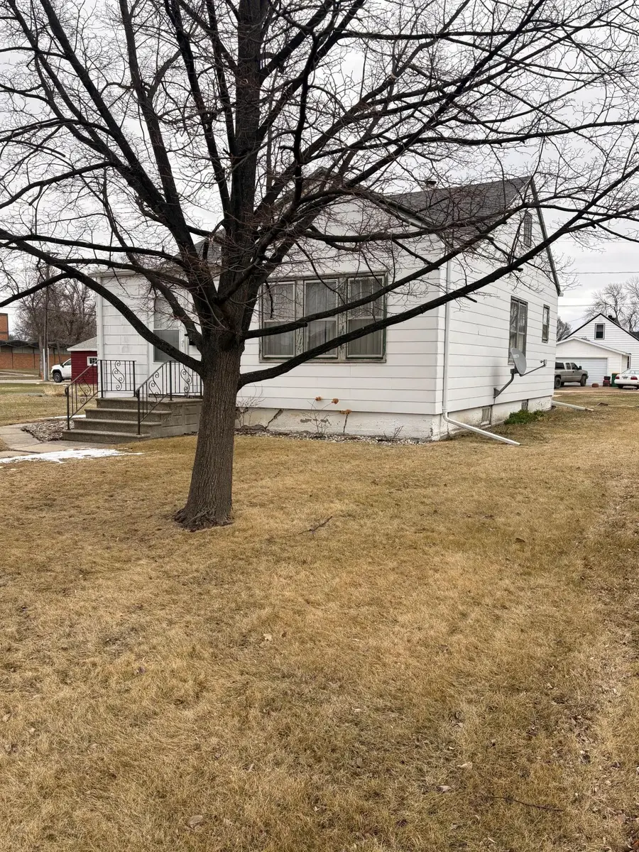 716 5th Street N, Wahpeton, ND 58075 - #2